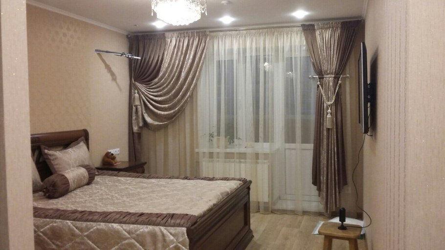 Шторы в спальню с балконом