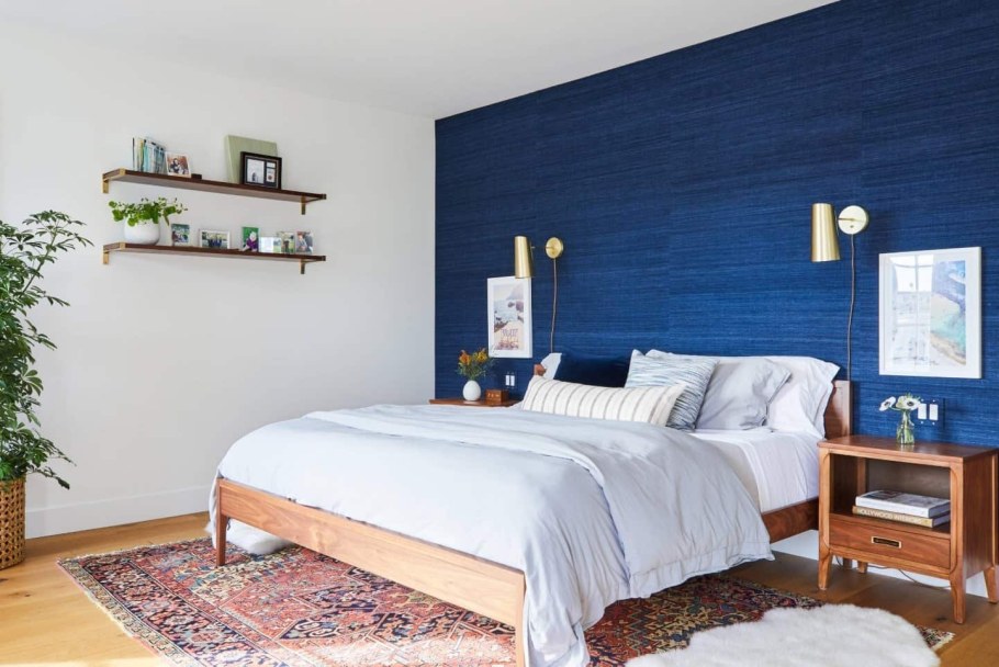 Интерьер спальни с синей стеной