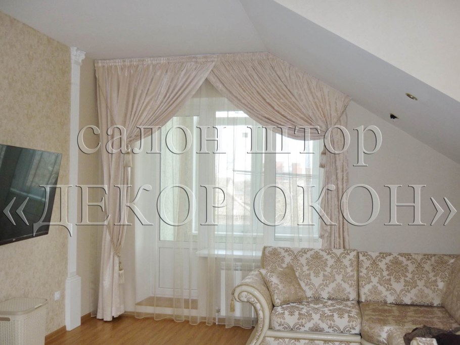 Угловые карнизы для окна и балконной двери