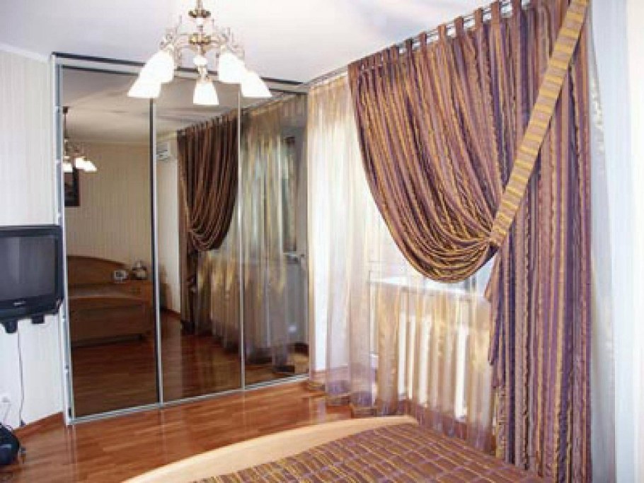 Гардина в зале шкаф