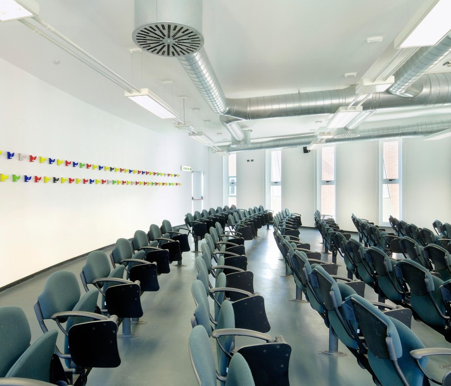 Кресла для концертного зала с пюпитром