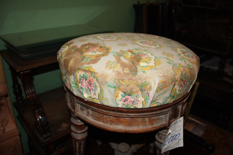 Старинное пианино с табуретом