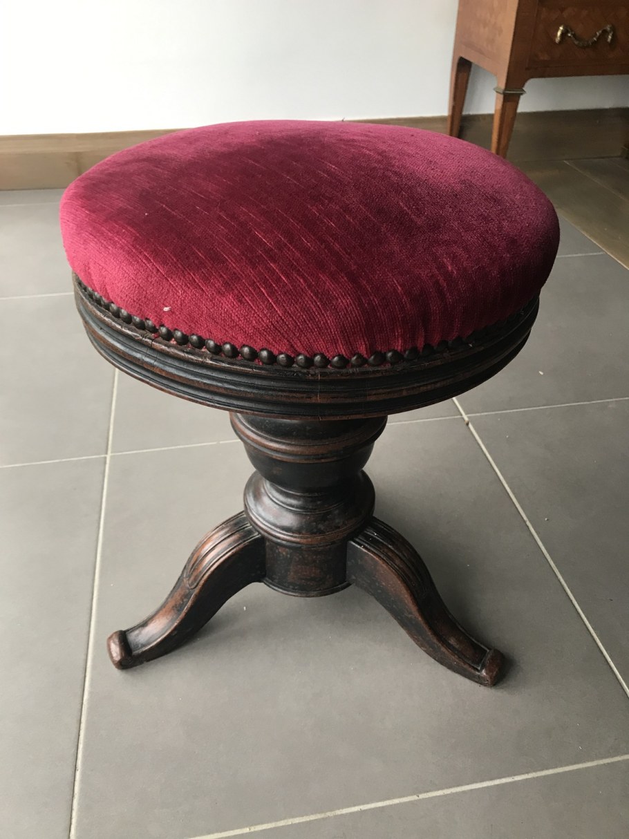 Антикварный стул для пианино