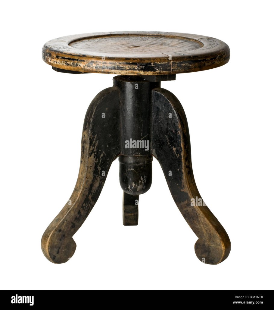 Старый стул для пианино