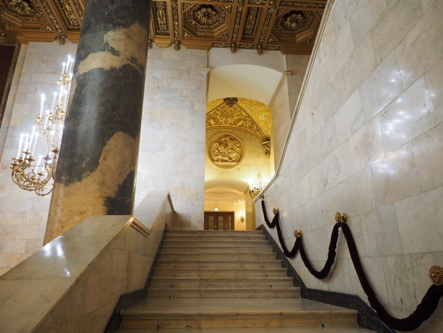 Хилтон Ленинградская лифт