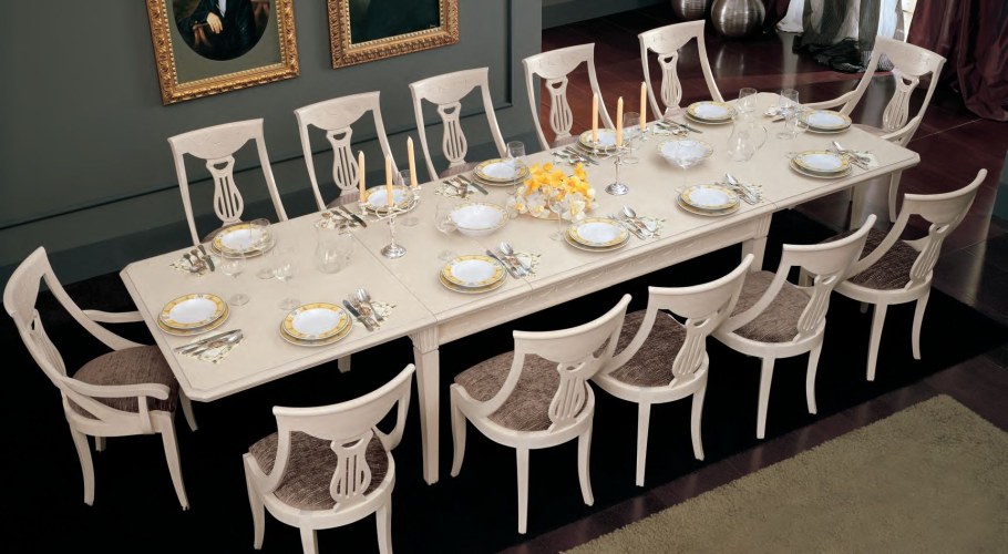 Обеденный стол на 12 персон