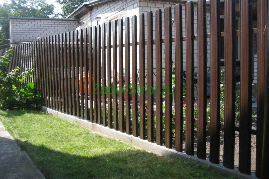 Забор из штакетника RAL 8022