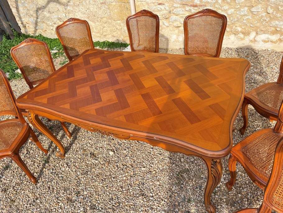 Стол без стульев