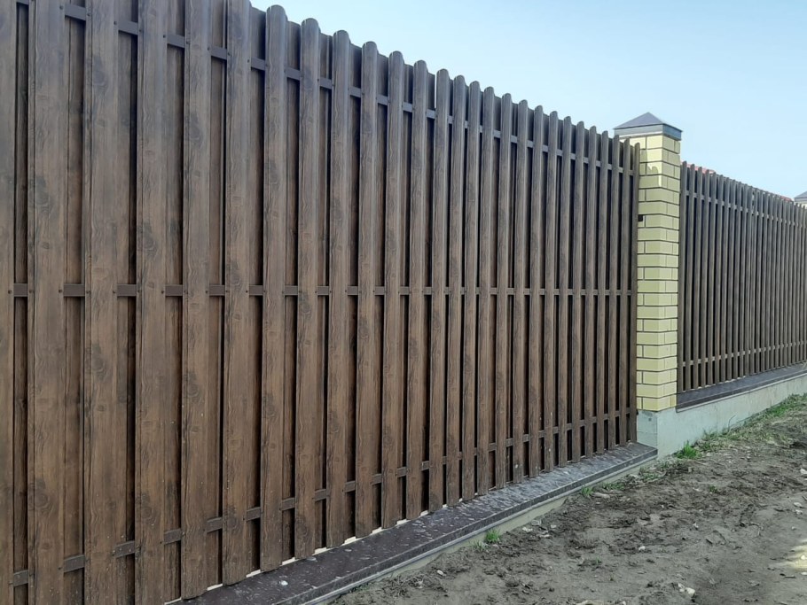 Забор из евроштакетника шахматка под дерево