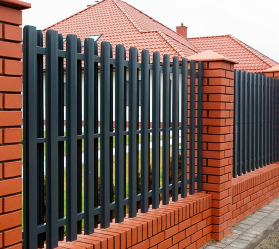 Забор из металлического штакетника