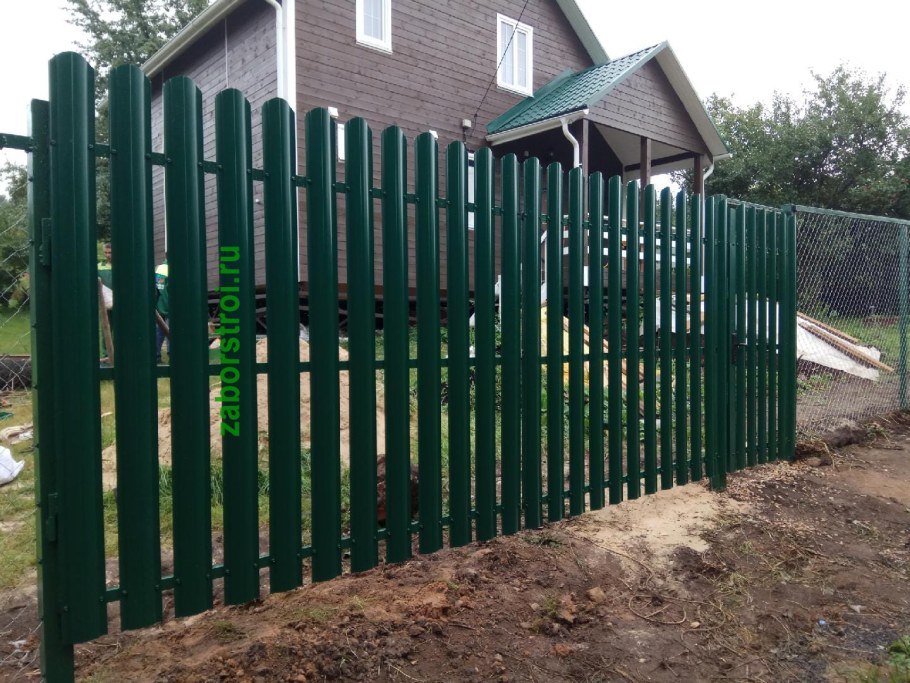 Забор из евроштакетника зеленый
