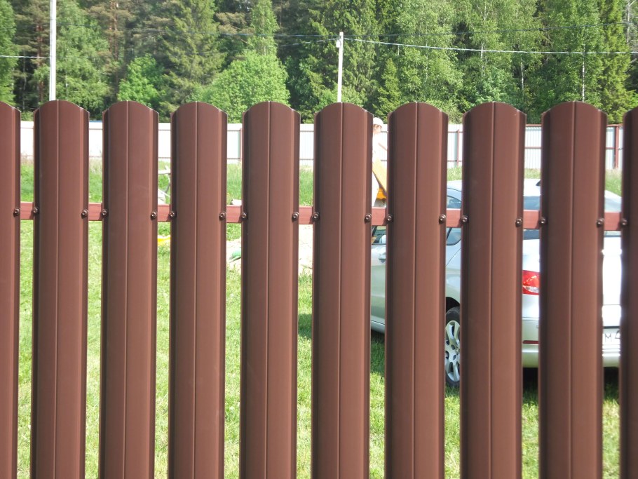 Забор из евроштакетника рал 8017