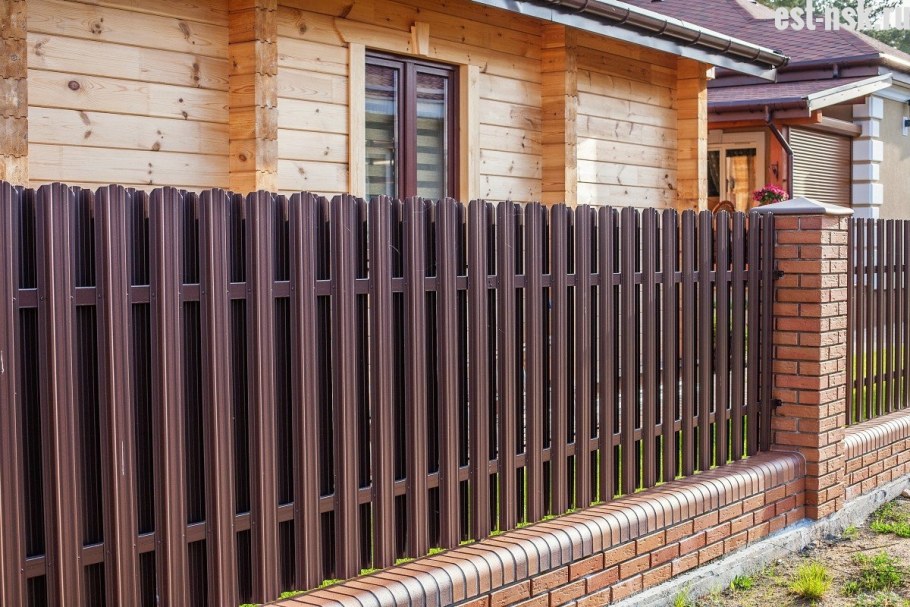 Штакетный металлический забор евроштакетник