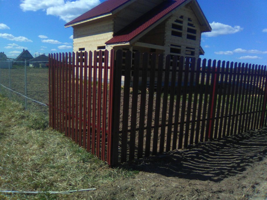 Забор из штакетника и сетки