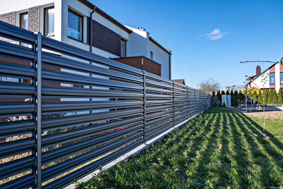 Евроштакетник горизонтальный забор