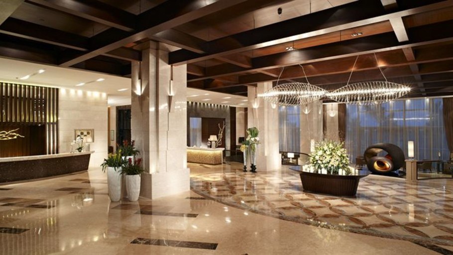 Люди в фойе отеля