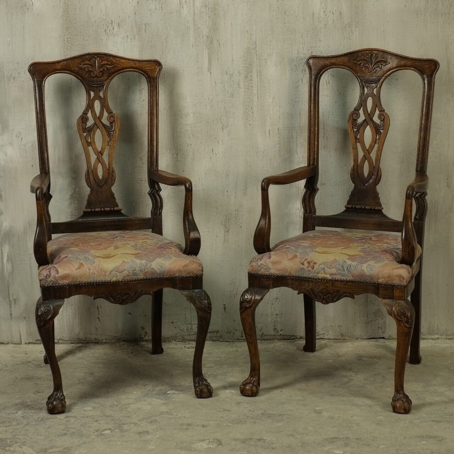 Старинное кресло