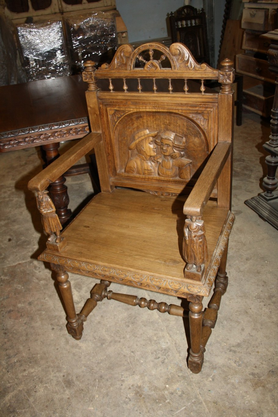 Старинное деревянное кресло