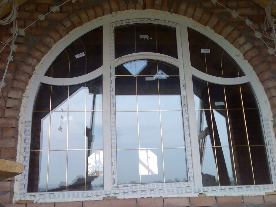 Арочное окно со шпросами
