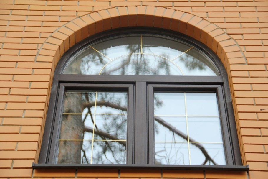 Арочные окна Рехау