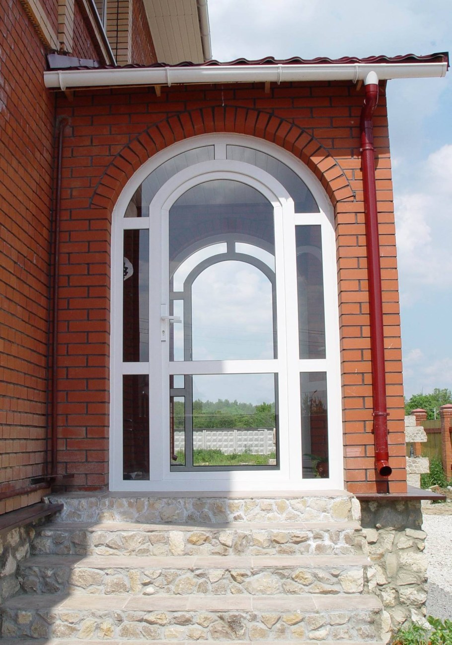 Металлопластиковые входные двери Рехау