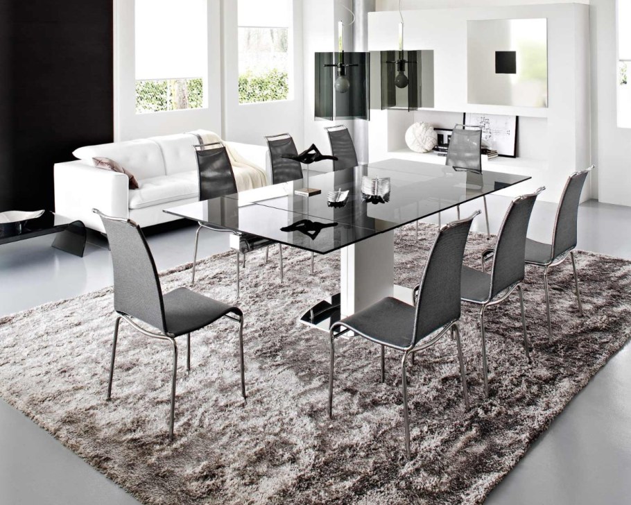 Стол и стулья в стиле хайтек