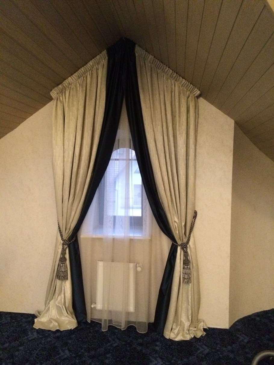 Портьеры на треугольные окна
