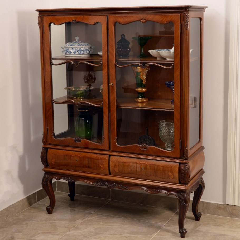 Сервант на ножках