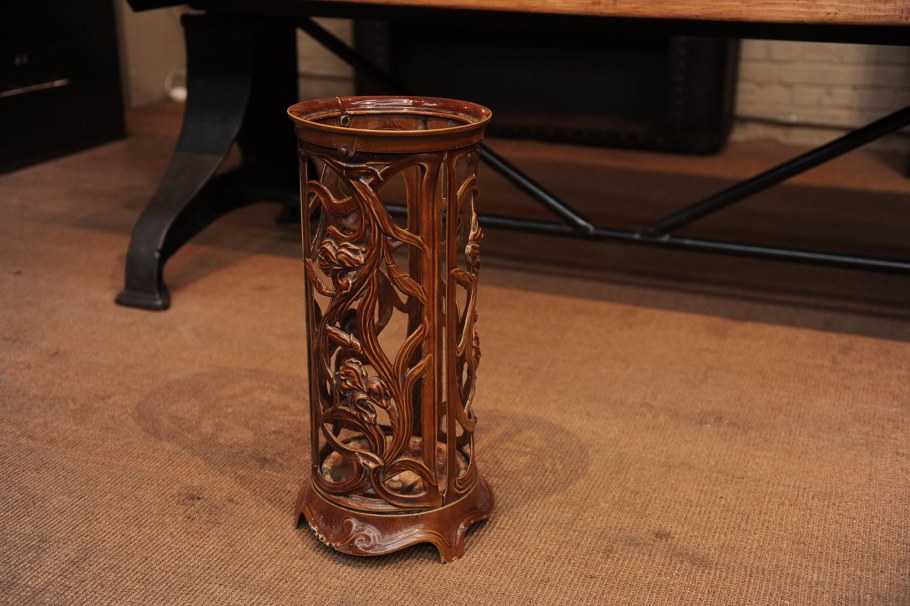 Подставка для зонтов из дерева