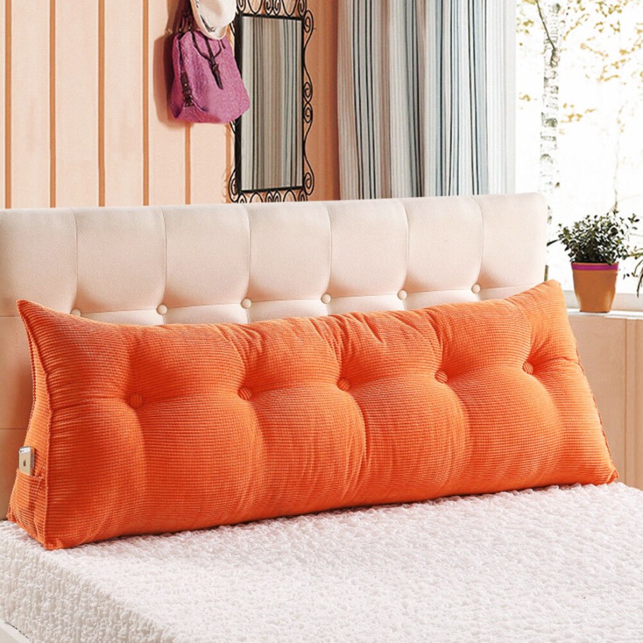 Кровать с подушками в изголовье