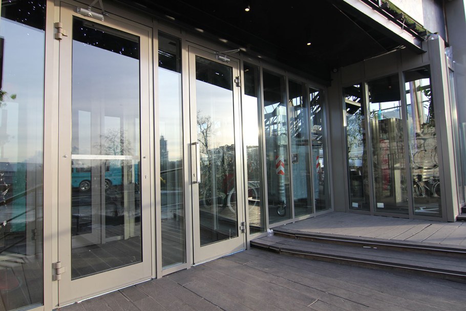 Алюминиевая дверь 600x2300 мм.