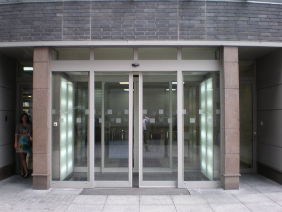 Цельностеклянные автоматические раздвижные двери Dorma