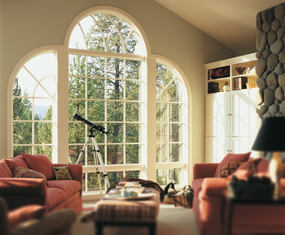 Дом с арочными окнами