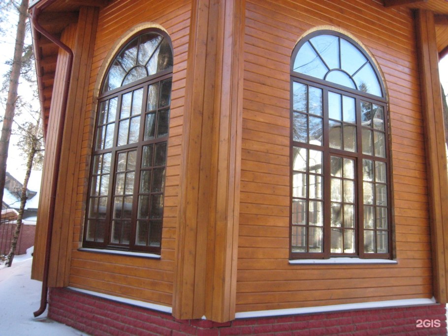Арочные окна в деревянном доме