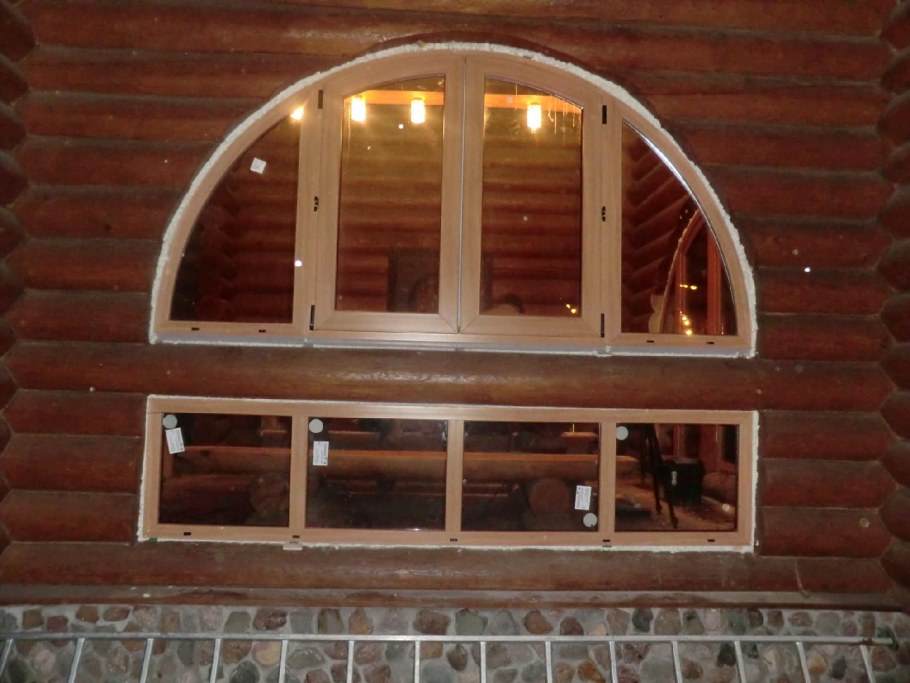 Окно полукруглое деревянное