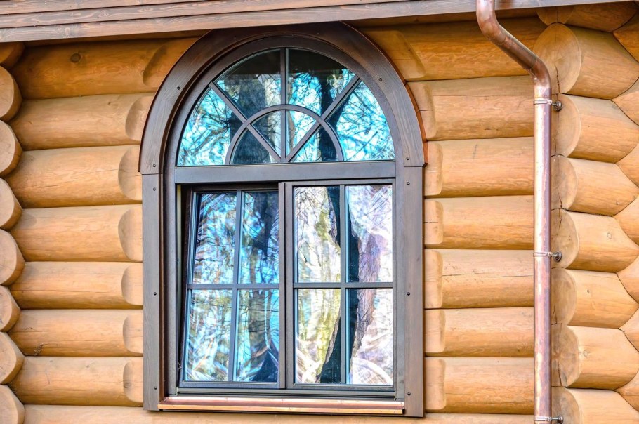 Окно полукруглое деревянное