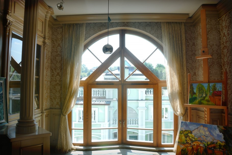 Эркер с арочными окнами