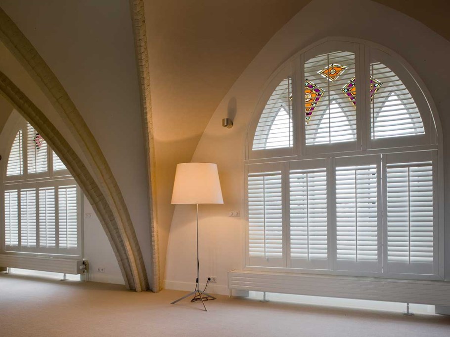 Маленькое арочное окно