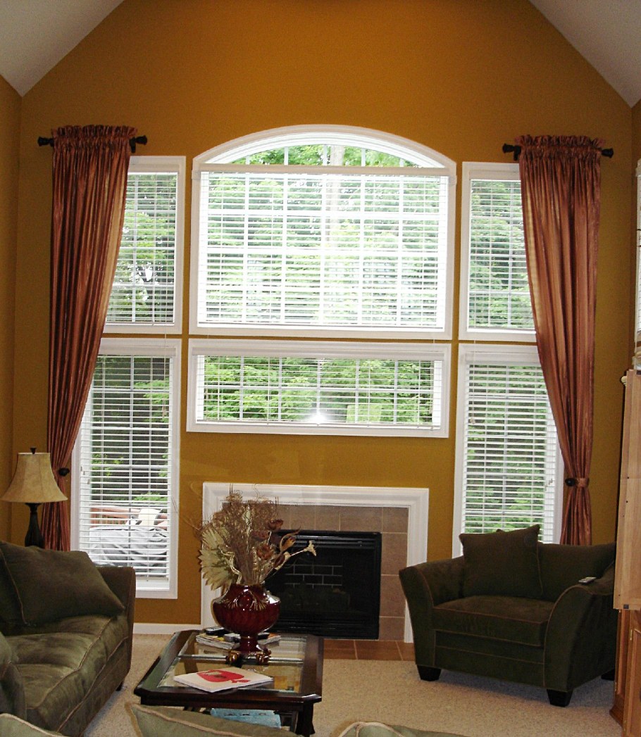 Гостиная с арочными окнами