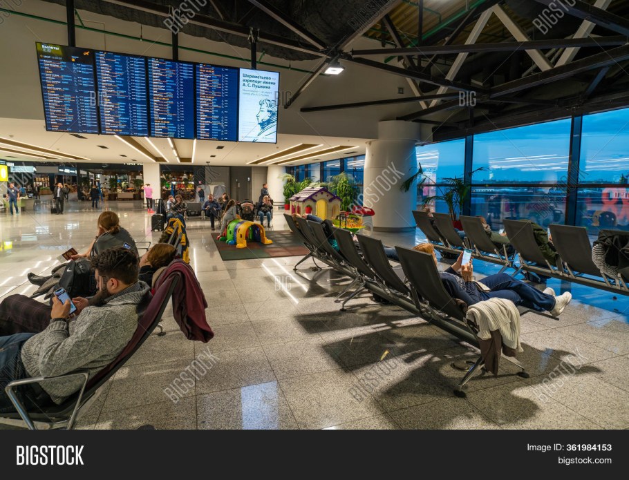 Аэропорт внутри с людьми