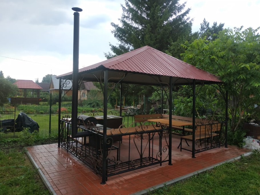 Беседка с четырехскатной крышей и мангалом