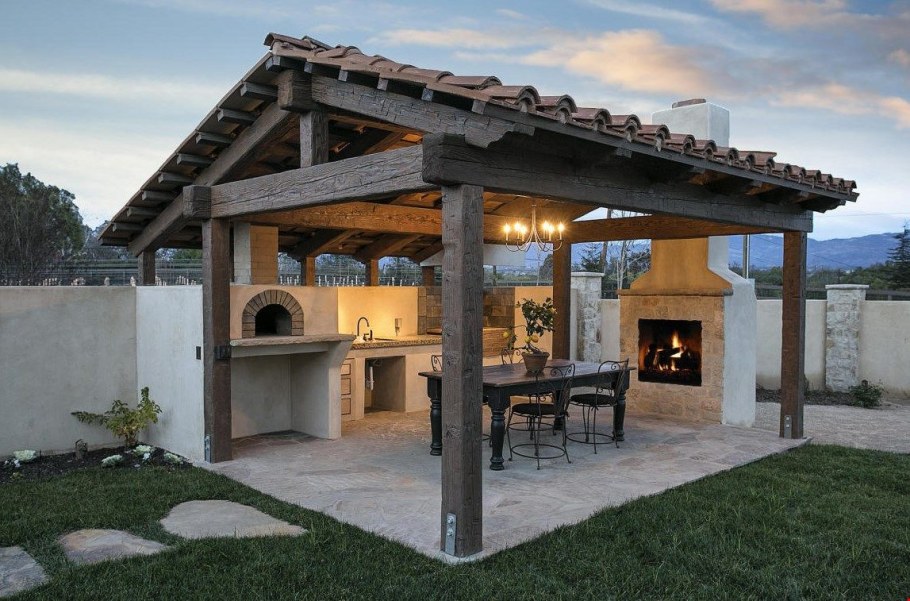 Беседка с мангалом и дровником