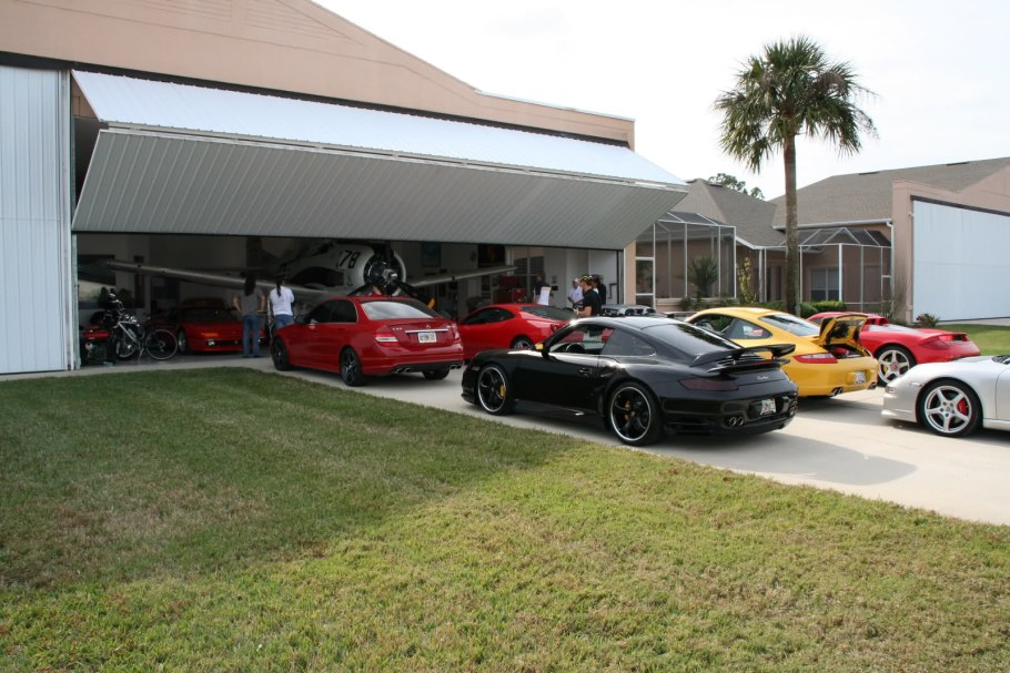 Большой гараж для машин