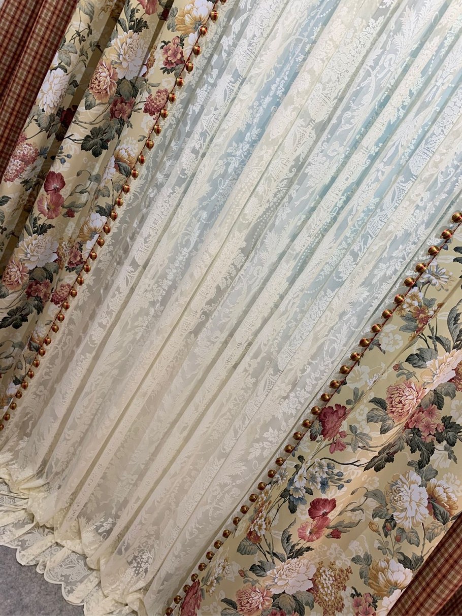 Желтая подушка из лоскутков