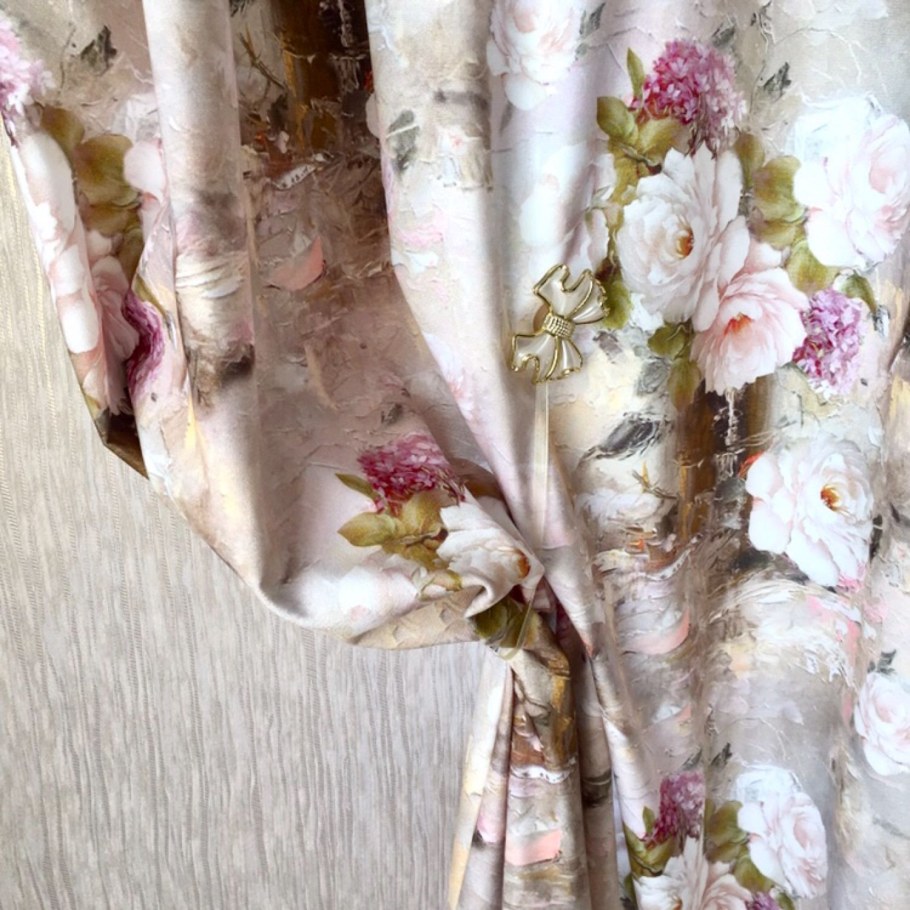 Шторы в цветочек в интерьере