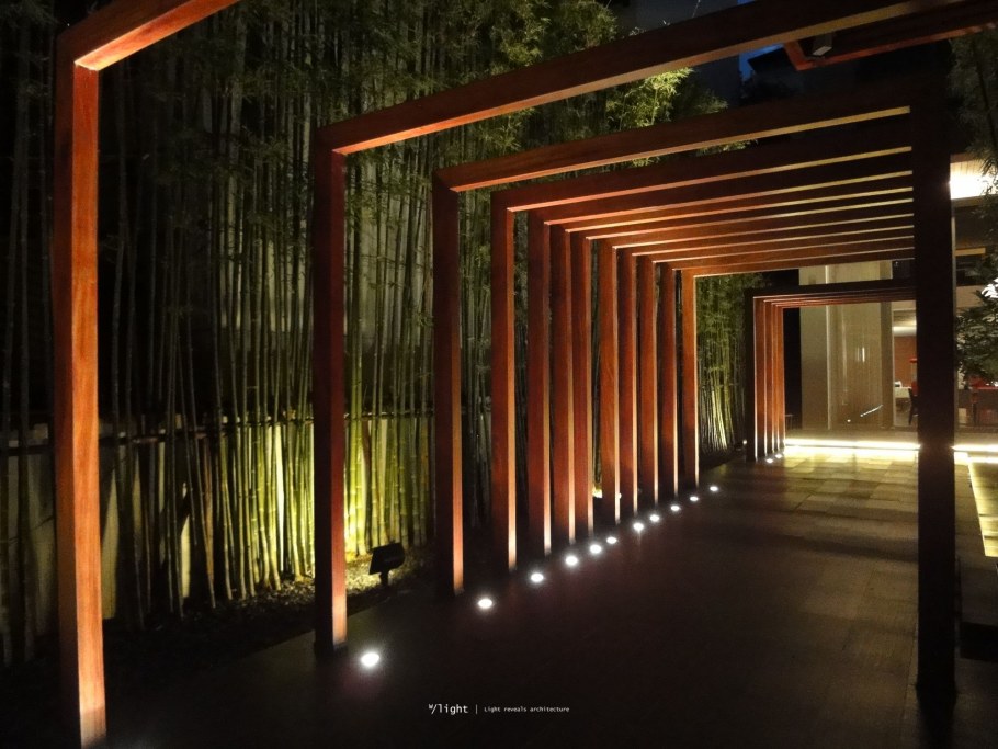 Освещение в парке перголами