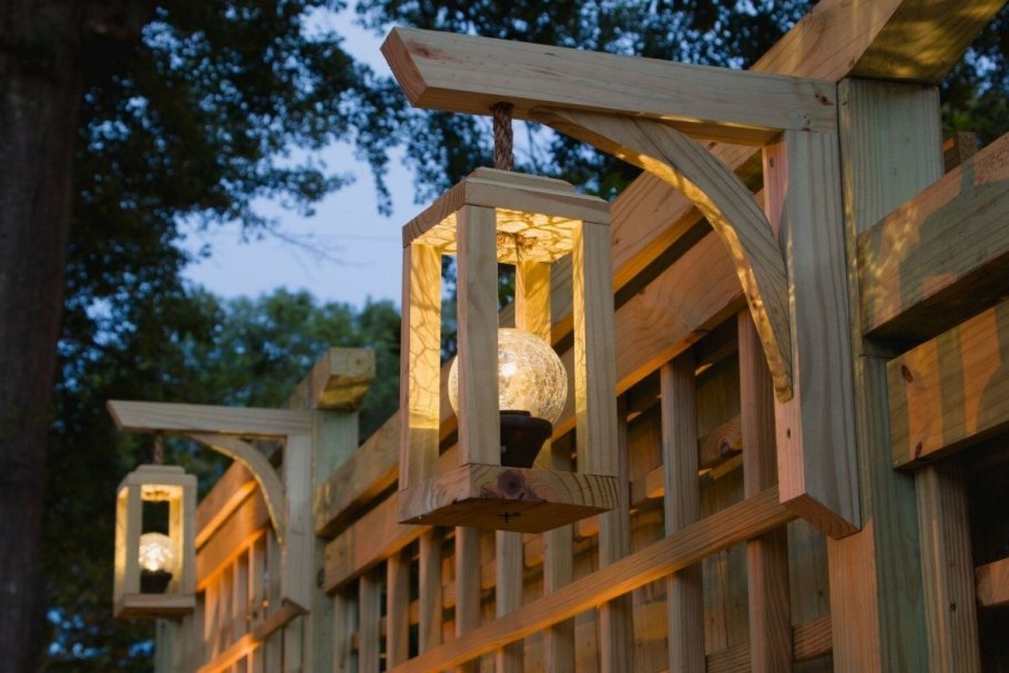Деревянный уличный фонарь