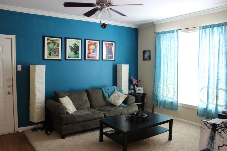 Контрастная стена в гостиной