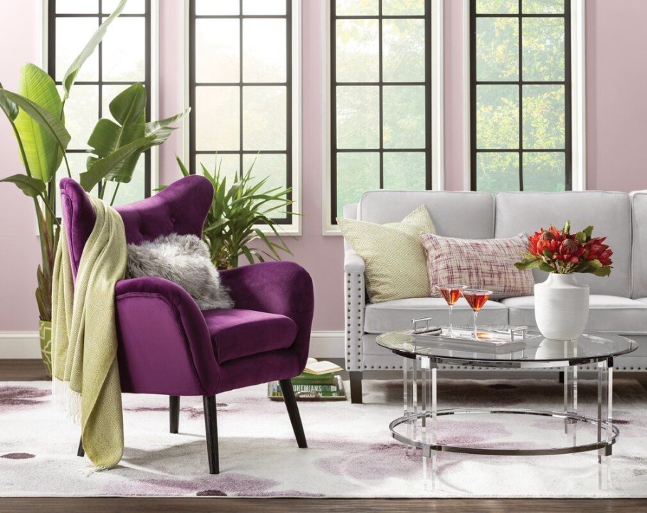 Фиолетовое кресло в интерьере