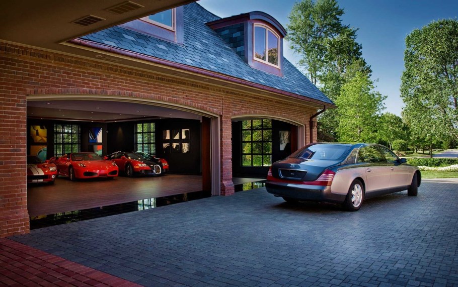 Машина в гараже